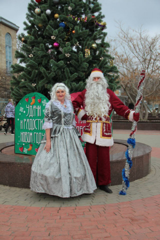 Дед Мороз и Госпожа Метелица под новогодней елкой