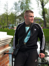 Мужчина, смотрящий в даль, находящийся в Рыбинском парке